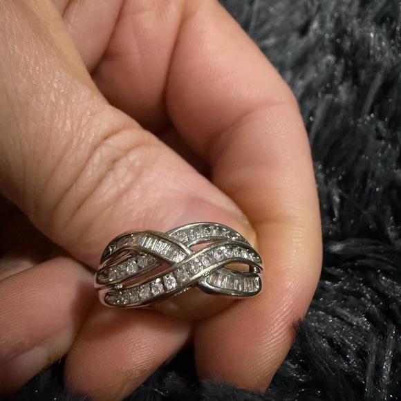 Elegant Silver diamond Twisted Band Ring - Picture 3 of 6